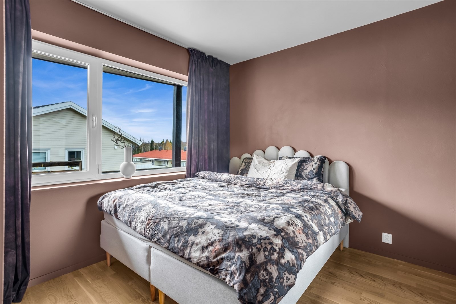 Leiligheten har et soverom av god størrelse. Galleribilde