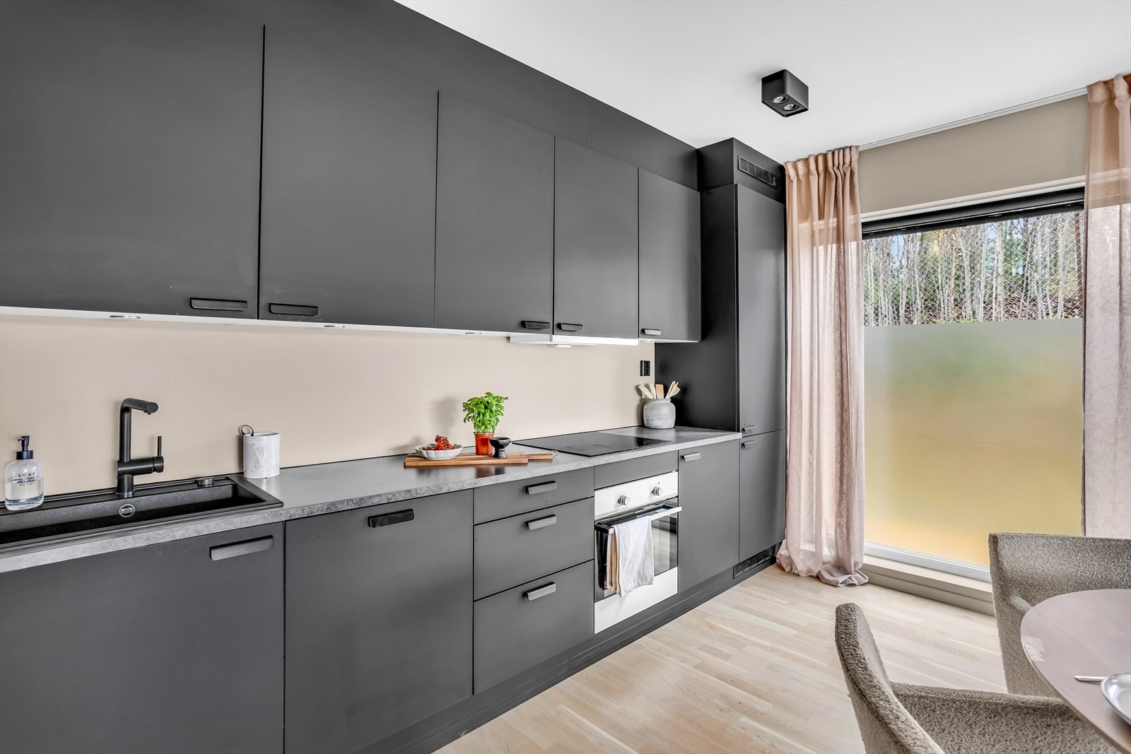 Kjøkkenet har integrerte hvitevarer som oppvaskmaskin, kjøl/frys, platetopp og komfyr. Galleribilde