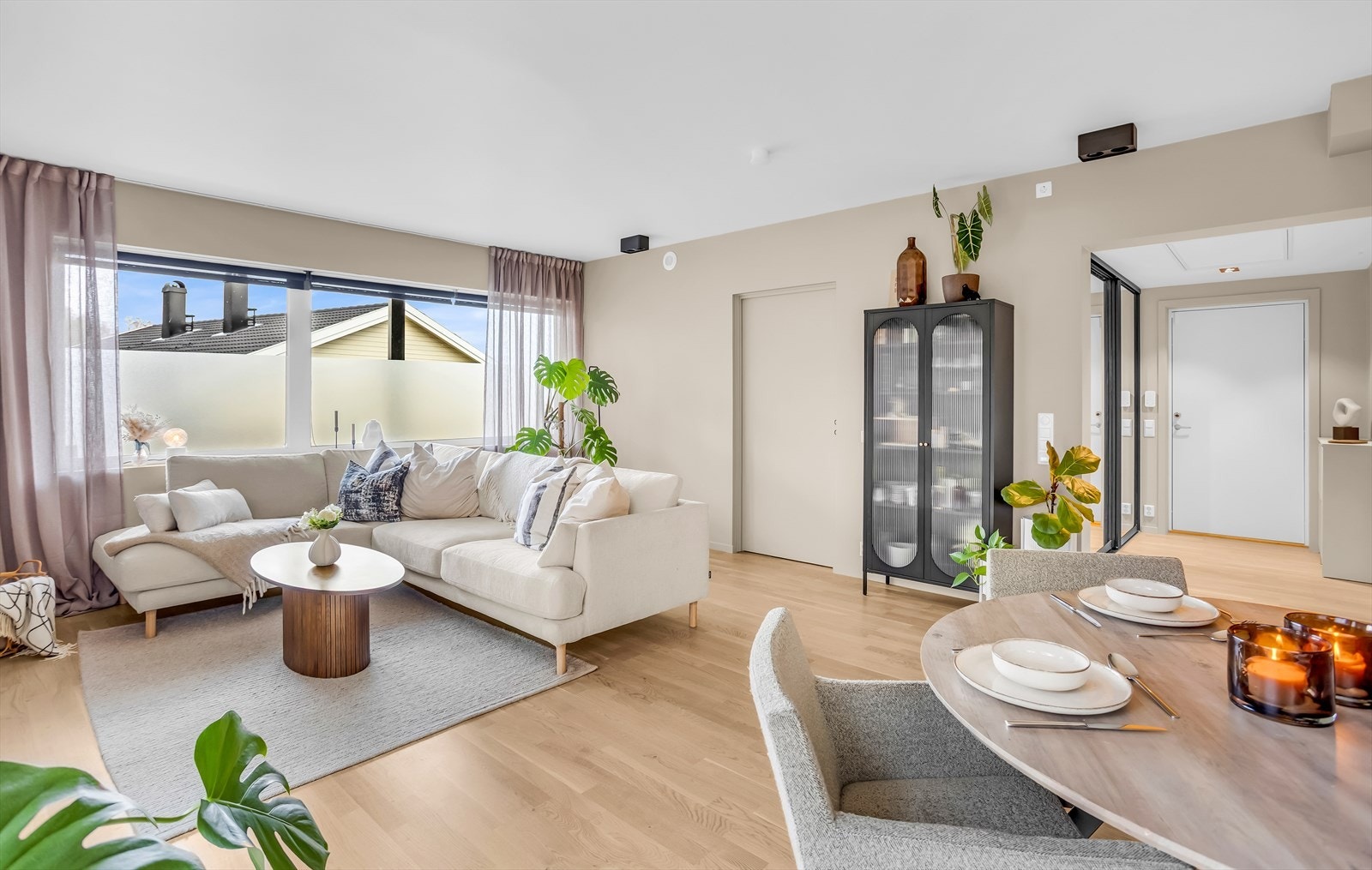 Leiligheten har en åpen stue/kjøkkenløsning som gjør rommet til et hyggelig og sosialt oppholdsrom. Galleribilde