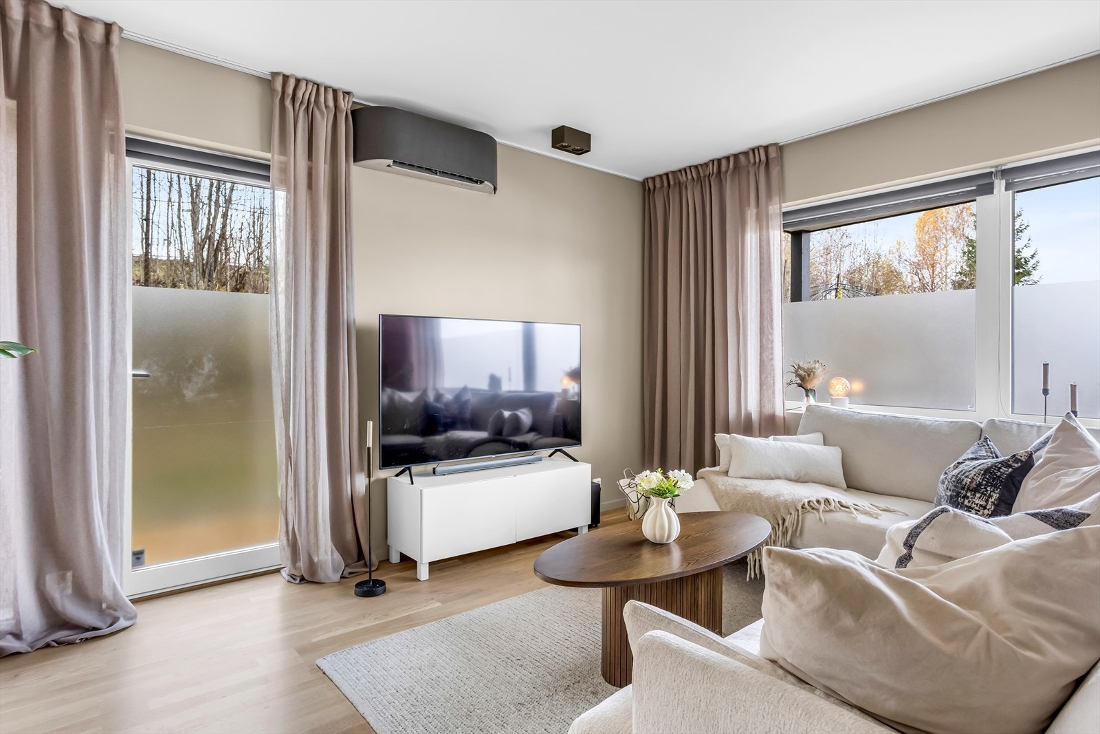 Stuen lar seg enkelt møblere med spisestue, sofagruppe og mediemøbler. Galleribilde