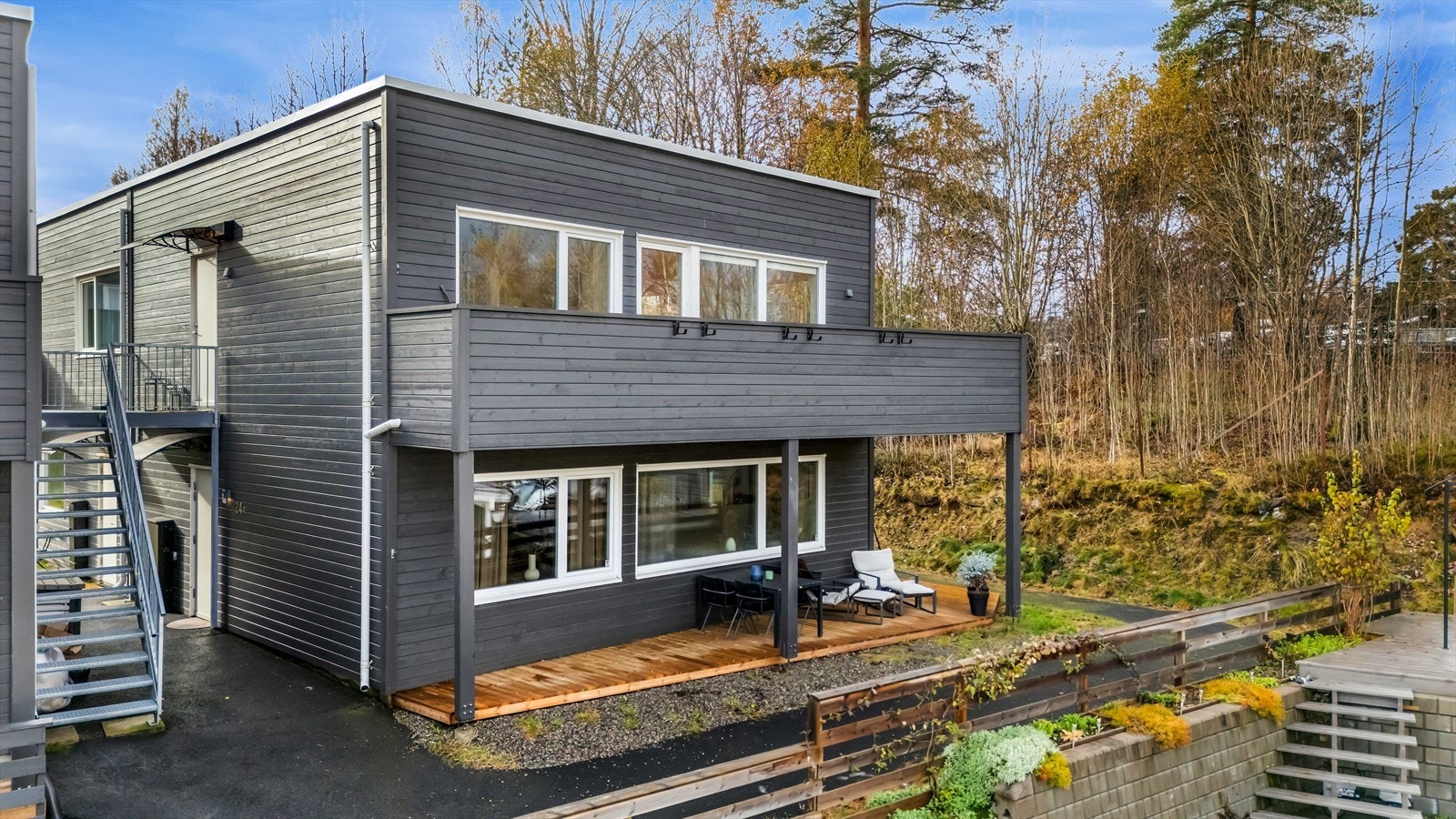 Fra stuen er det utgang til en terrasse som kan oppleves som en forlengelse av stuen i sommerhalvåret. Galleribilde