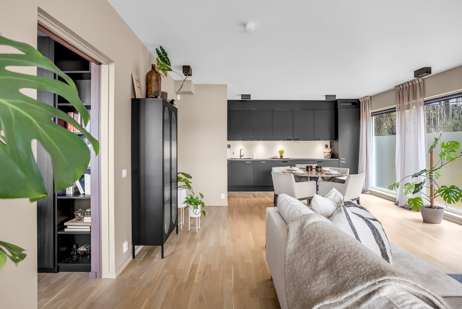 Fra stuen er det adkomst til soverommet. Galleribilde