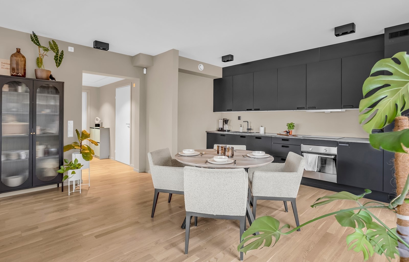 Moderne Designa kjøkken med god skap- og benkplass. Galleribilde