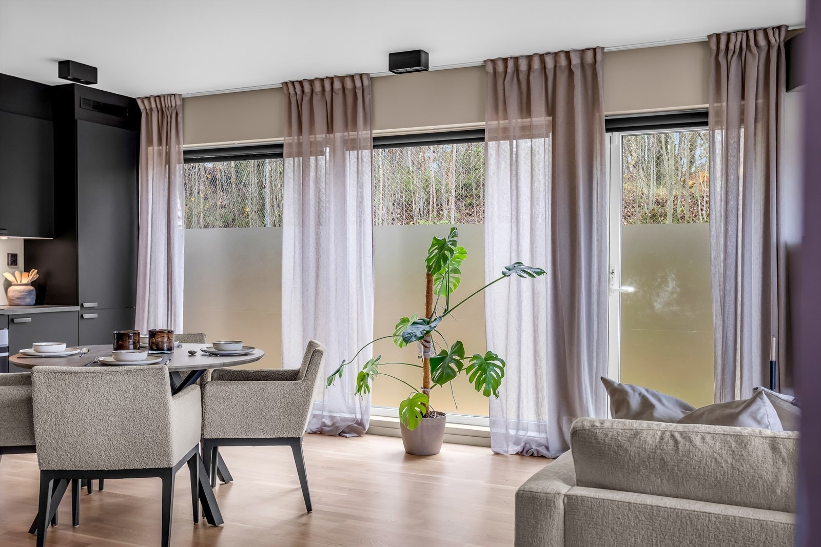 Gode vindusflater som slipper inn rikelig med naturlig lys. Galleribilde