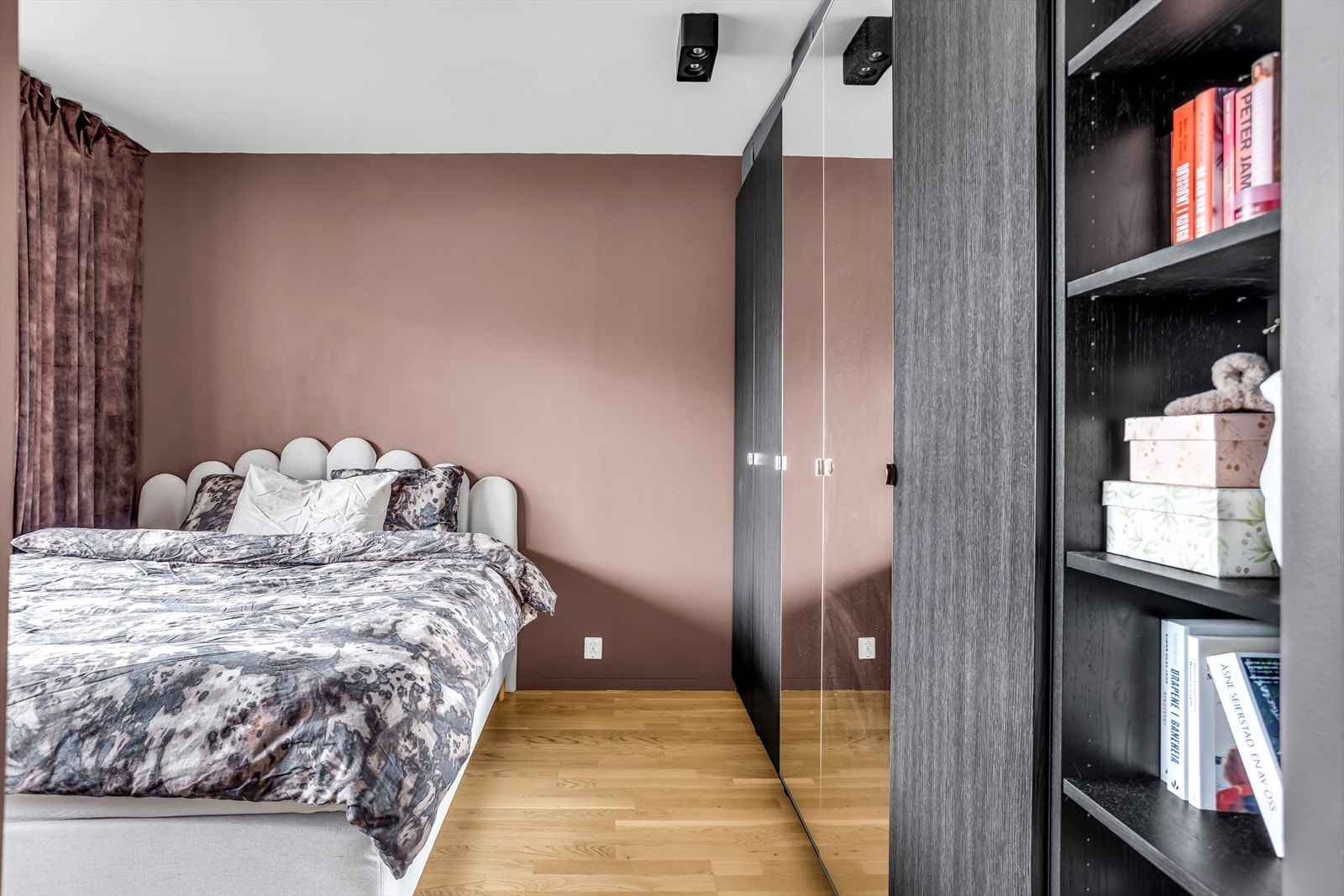 Soverommet har plass til dobbeltseng, nattbord og skrivebord. Galleribilde