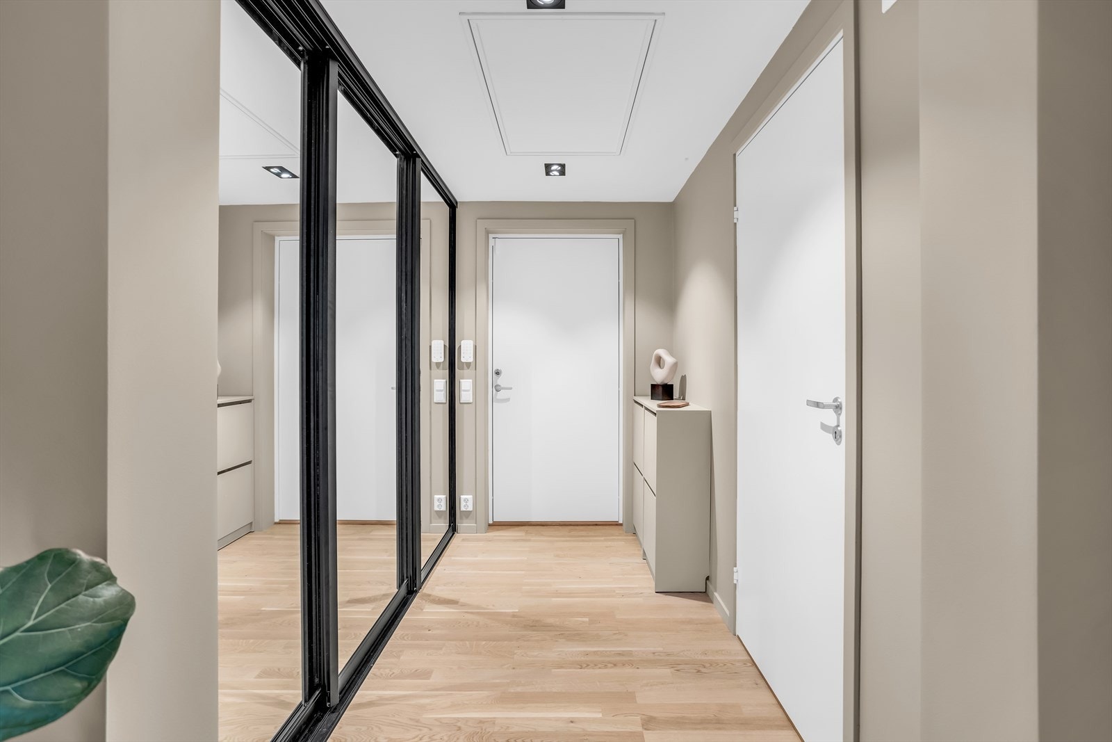 Romslig og innbydende entré som gir et godt førsteinntrykk av leiligheten. Galleribilde