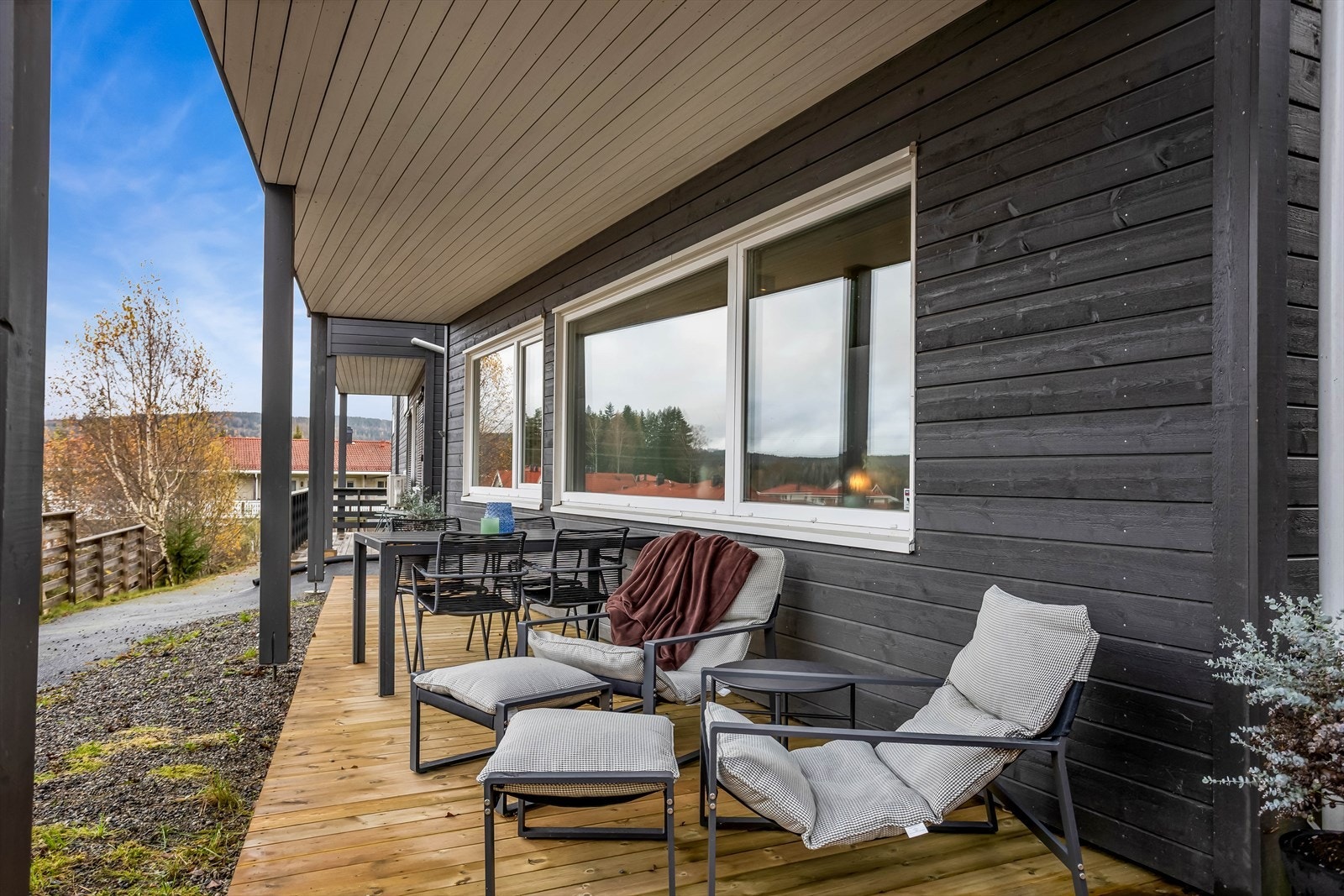 Terrassen er på 30m² og det er god plass til en sittegruppe, planter og grill. Galleribilde