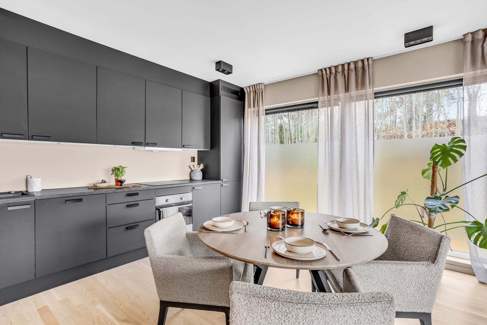 Det er god plass til et spisebord mellom kjøkkenet og stuen. Galleribilde