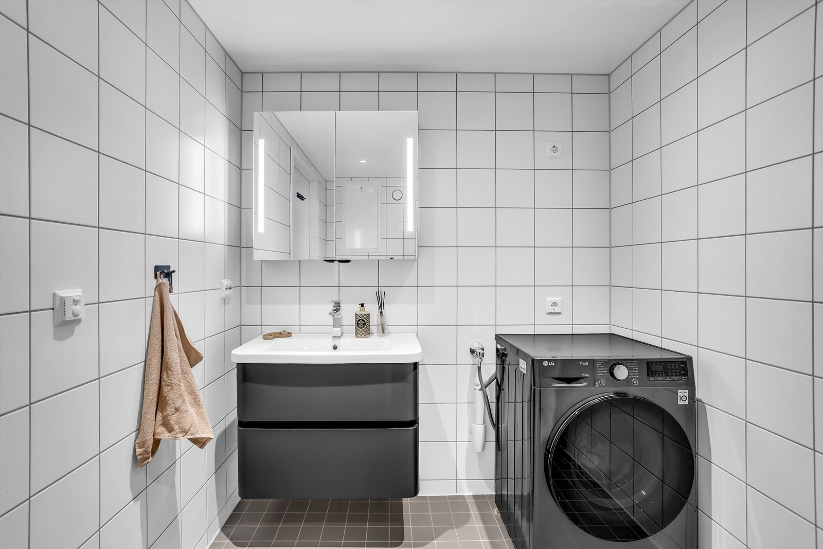 Delikat bad med varmekabler på gulv, spotter i tak og balansert ventilasjon. Galleribilde