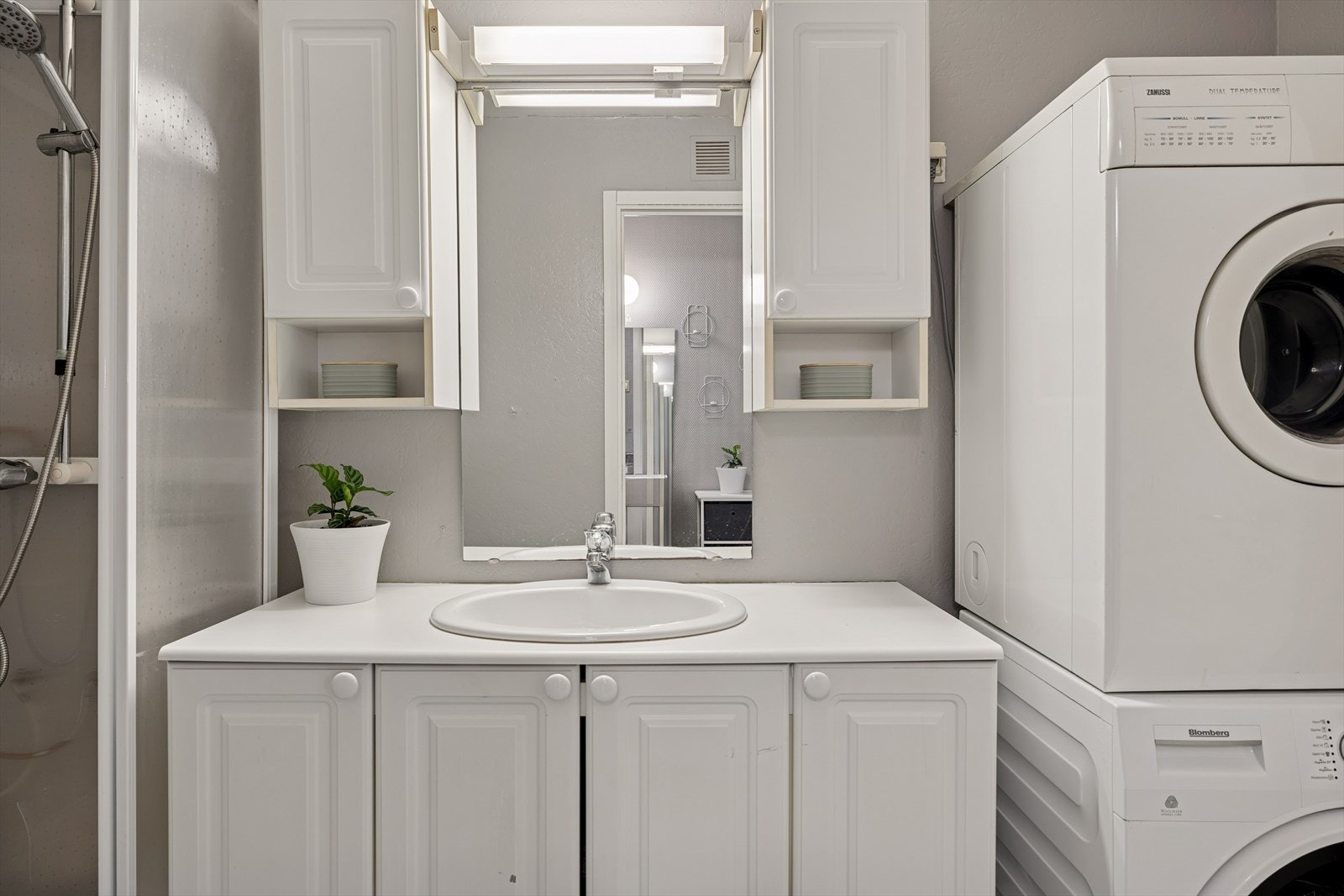 Baderom med plass til både vaskemaskin og tørketrommel. Galleribilde