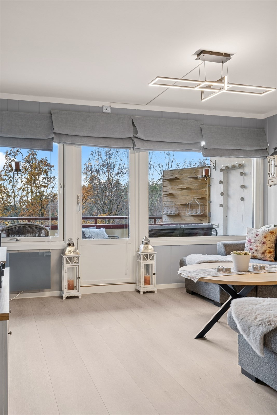 Stuen er malt i lyse farger. Galleribilde