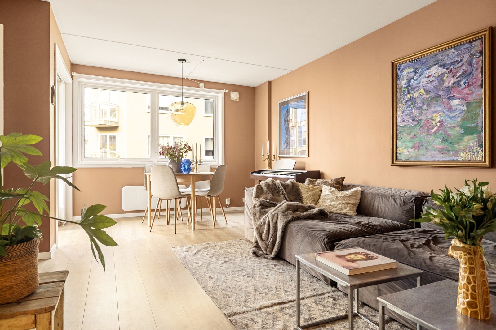 Her er det plass til hyggelige måltider rundt spisebordet. Den åpne løsningen gjør det enkelt å kombinere matlaging og sosiale sammenkomster. Galleribilde