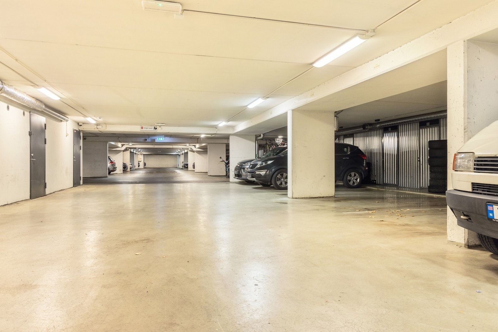 Det er 41 biloppstillingsplasser i garasjeanlegg i kjeller. Det er ikke garasje følgende denne seksjonen. For mer info, ta kontakt med megler. Galleribilde