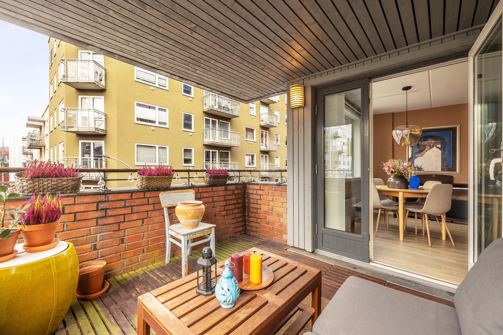 Leiligheten har en flott hjørnebalkong i betong med tredekke på 8kvm. Her er det tillatt med elektrisk grill. Galleribilde