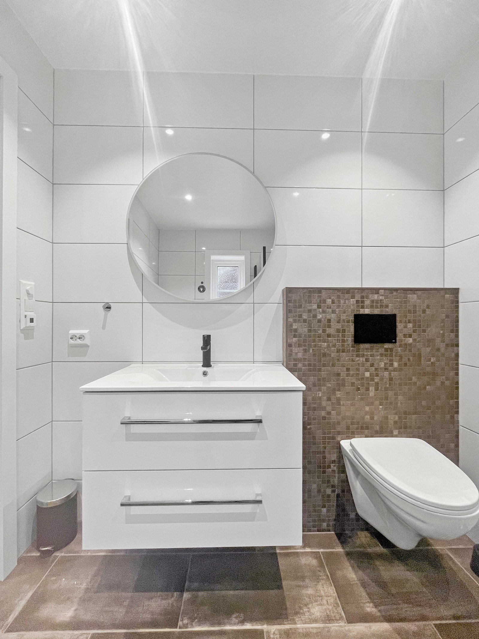 Lekkert baderom med fliser på gulv og vegger Galleribilde