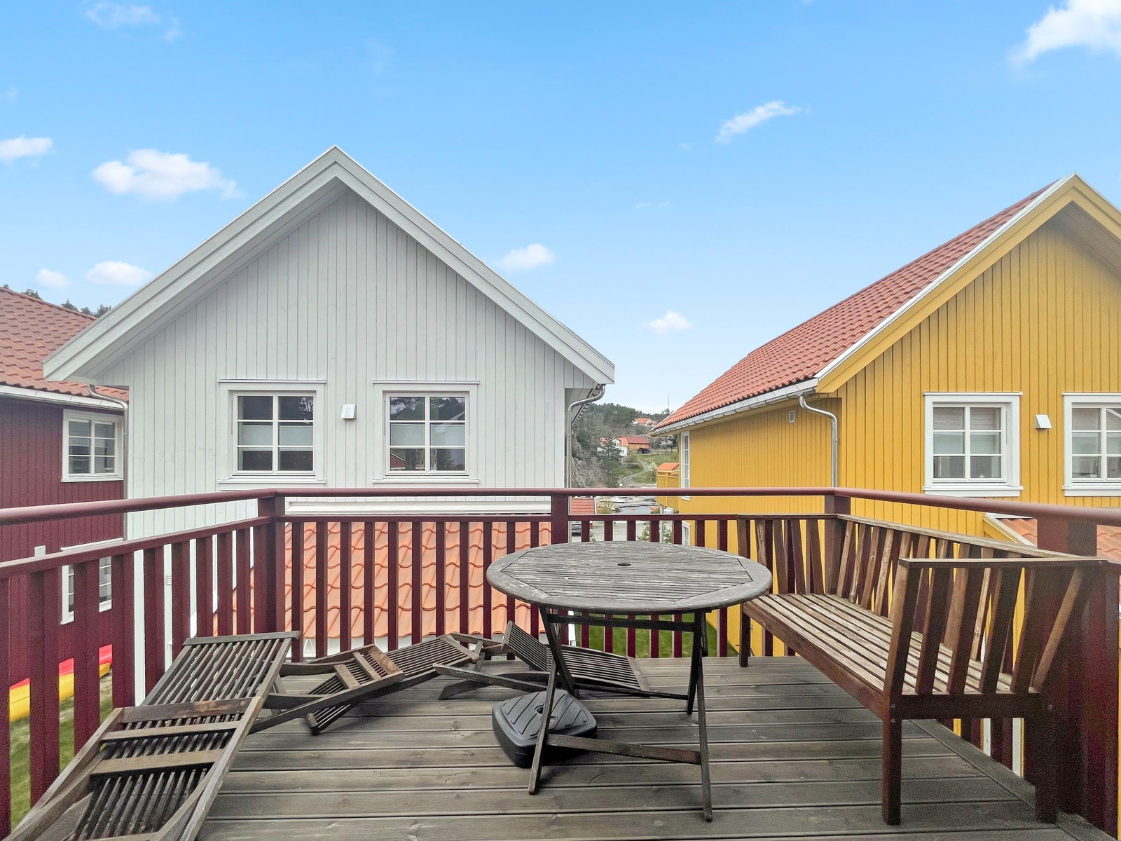 Utgang fra stue til luftig balkong Galleribilde