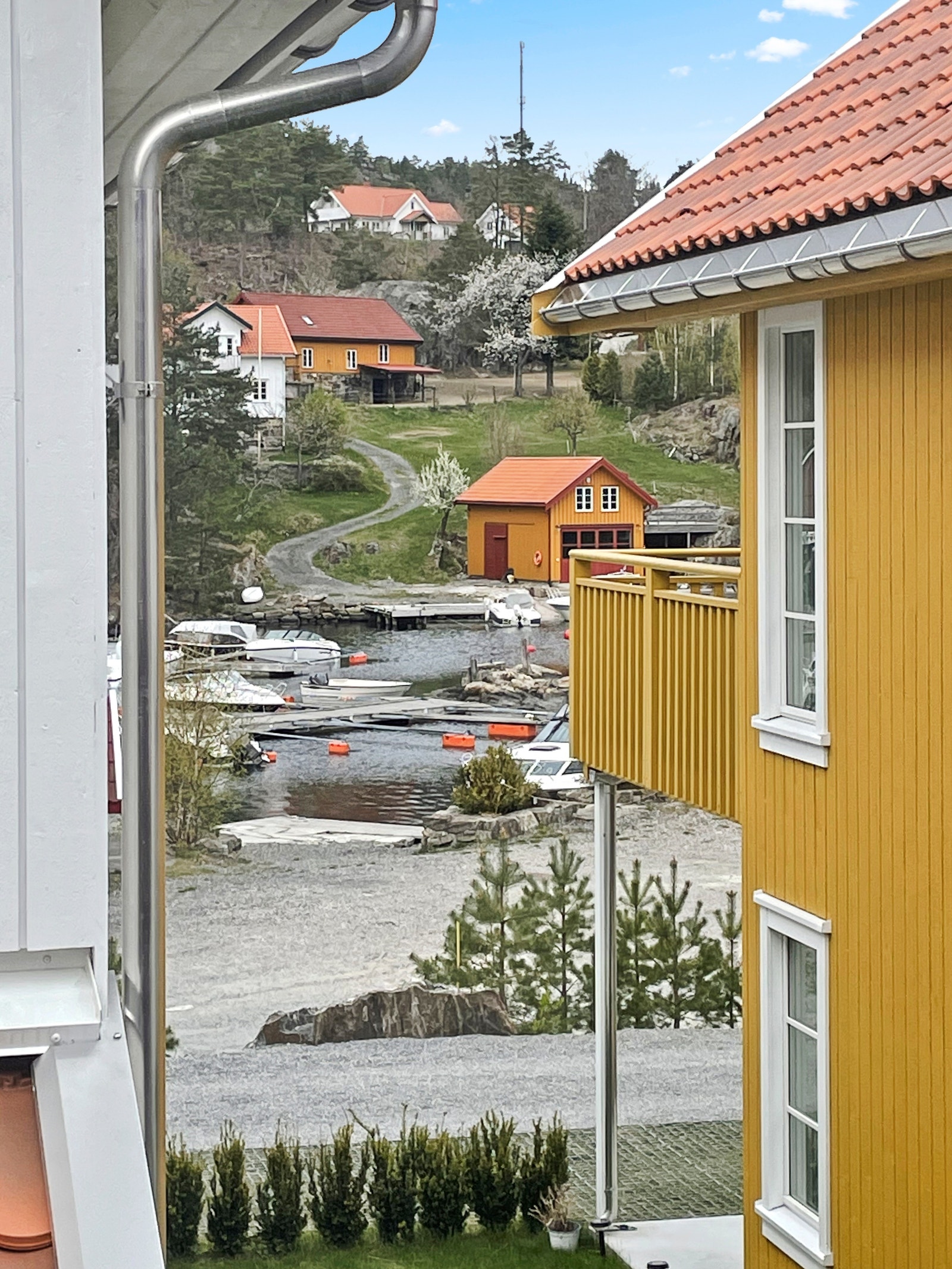 Utsikt til båthavn fra balkong Galleribilde