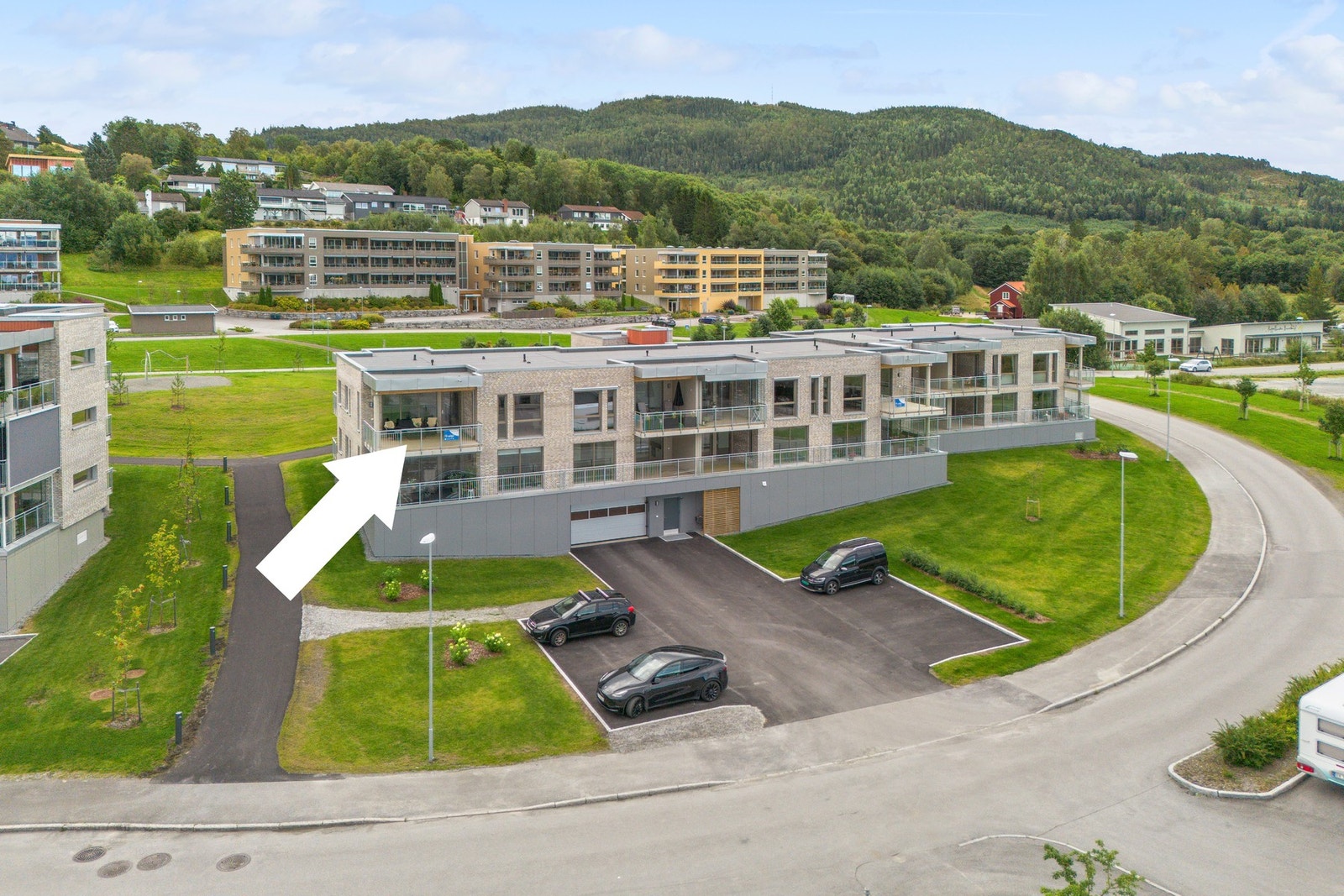 Tiltalende fireromsleilighet med påkostede løsninger/tilvalg og svært god standard! Galleribilde