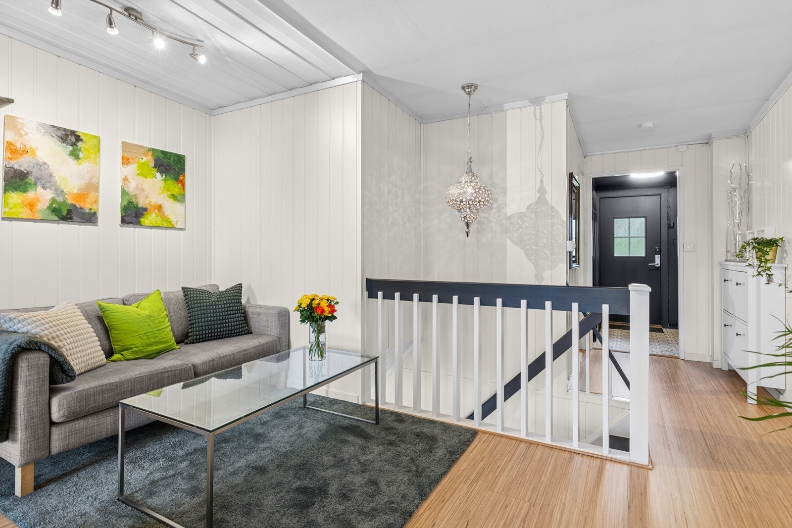 Lys og trivelig stue/spisestue med enkel adkomst til kjøkken Galleribilde