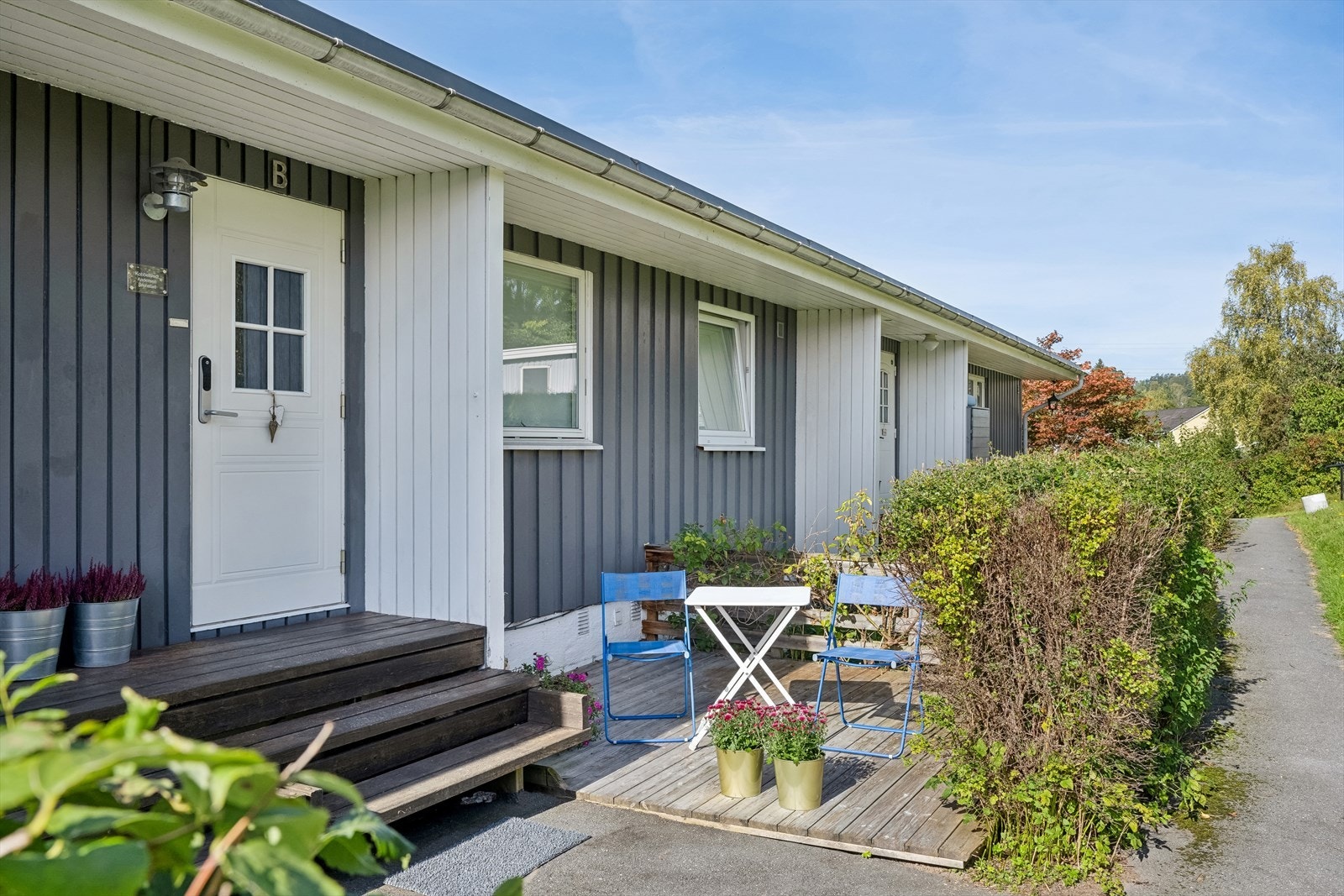 Inngangsparti med markterrasse og beplantning som gir et hyggelig førsteinntrykk. Galleribilde