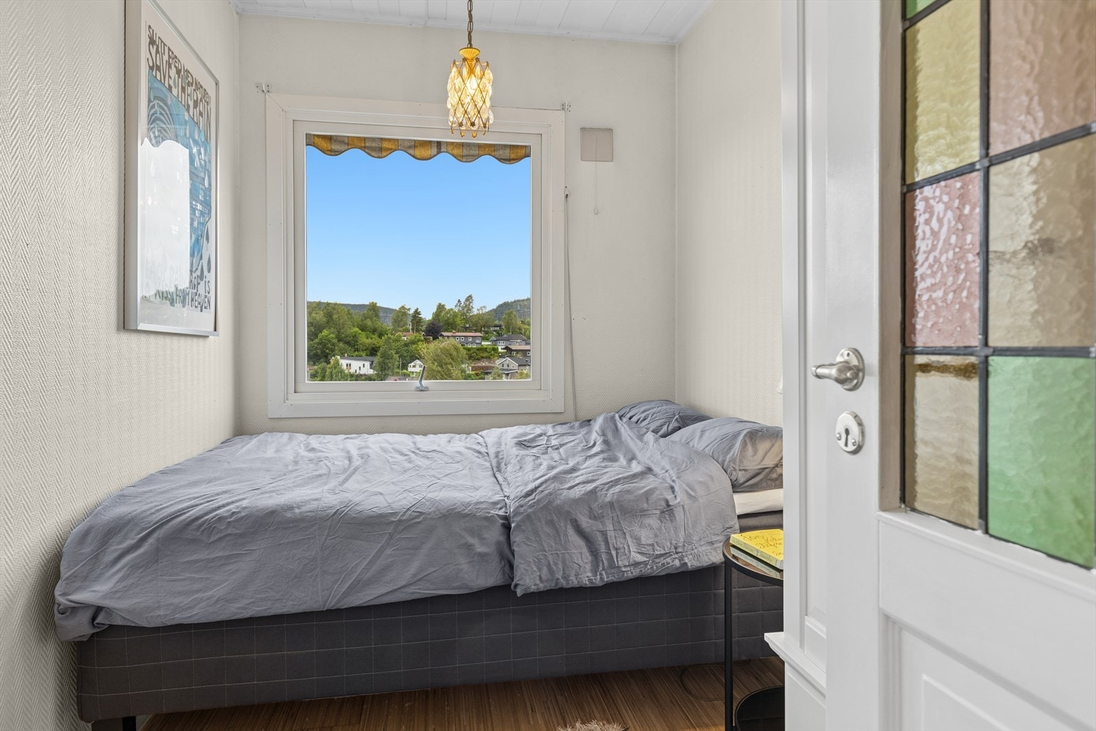 Soverom 2 med plass til dobbeltseng og tilhørende nattbord. Galleribilde