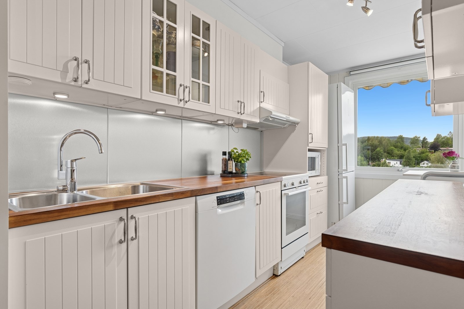 Kjøkken med gode arbeidsforhold - rikelig med benkeplass, og godt med oppbevaringsplass i skuffer og skap. Galleribilde