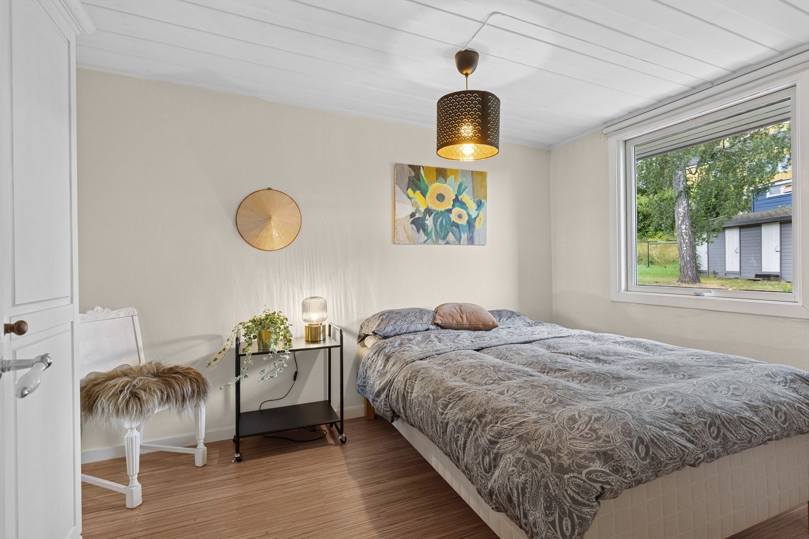 Hovedsoverommet har god plass til dobbelseng og tilhørende nattbord. Godt med naturlig lysinnslipp. Galleribilde