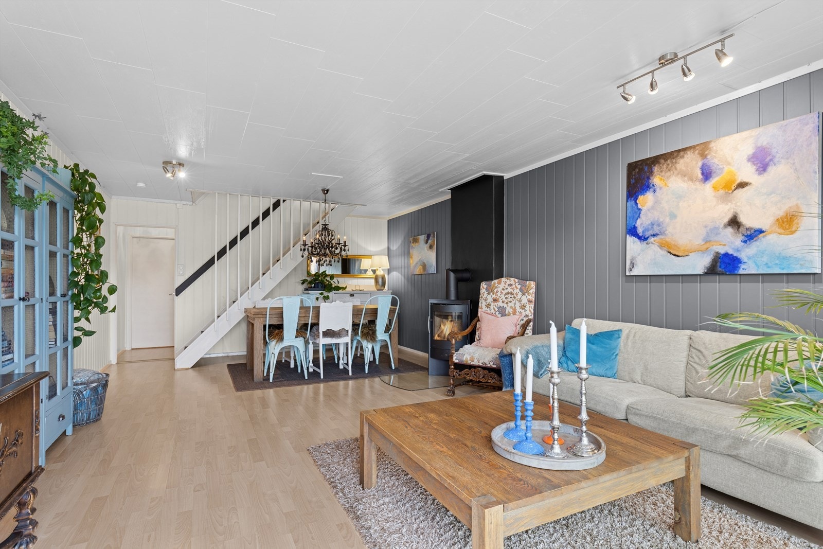 Stor og åpen stue som gir en varm og sosial atmosfære. Galleribilde