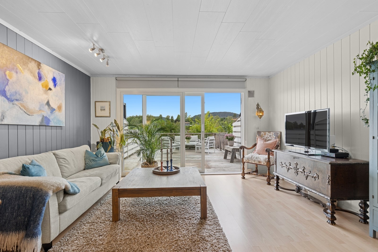 Terrassen fungerer som en forlengelse av stuen - ideell for både hverdag og større selskaper. Galleribilde