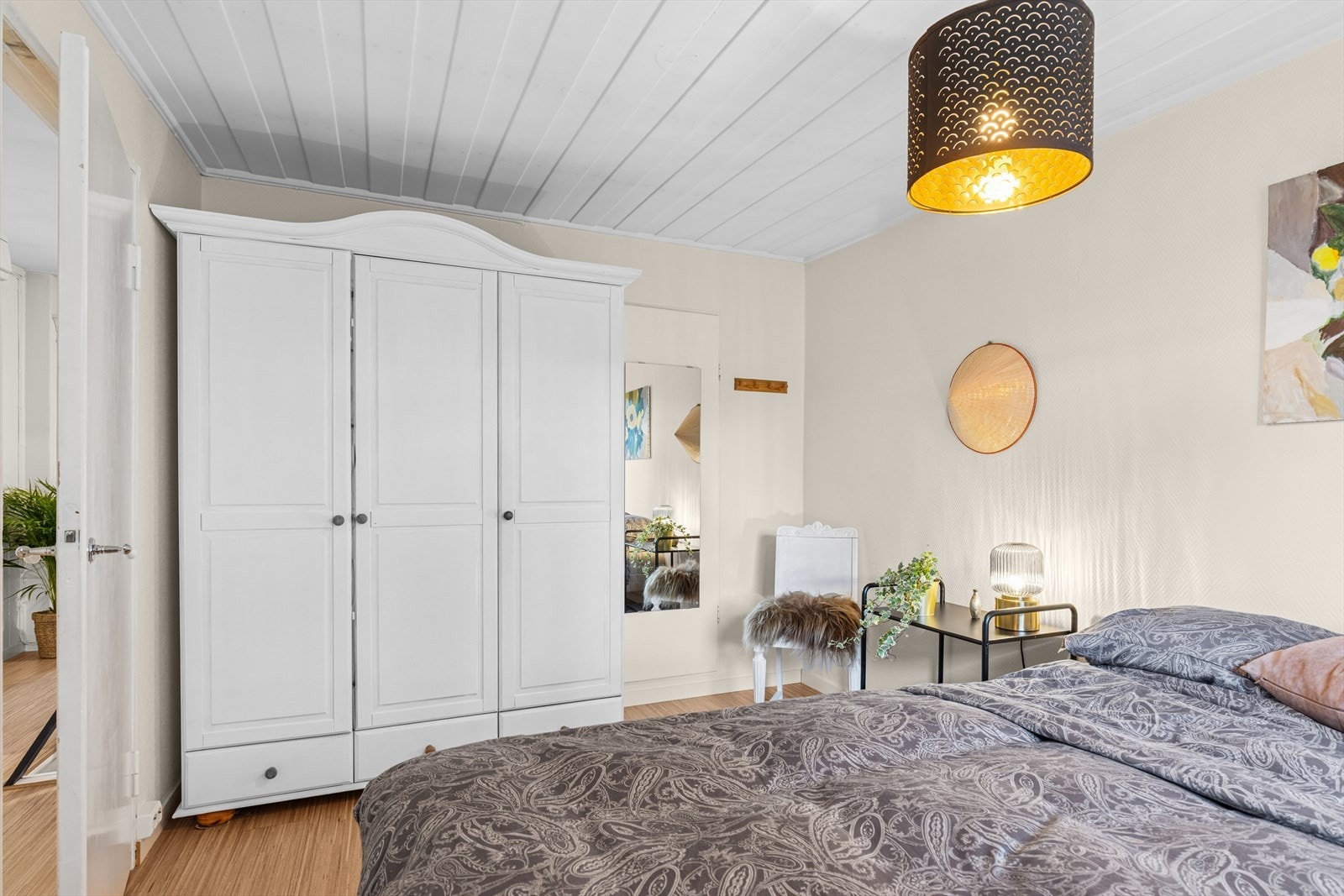 Boligen har 2 soverom - begge i samme etasje. Her er det god plass til ønsket garderobeskap. Galleribilde