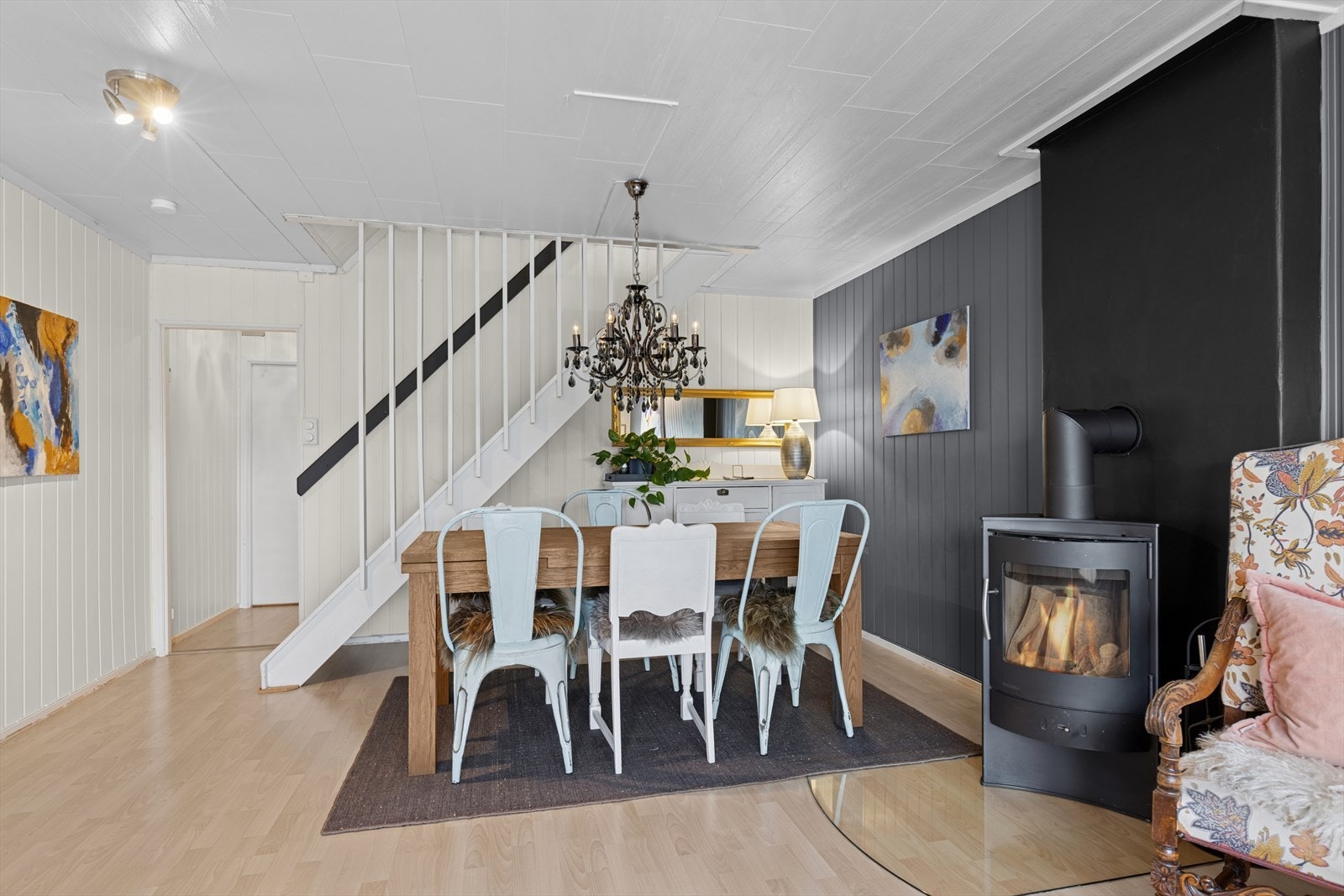 Lunende peis i vinterhalvåret - også til glede om sommeren. Her er det god plass til spisebord. Galleribilde