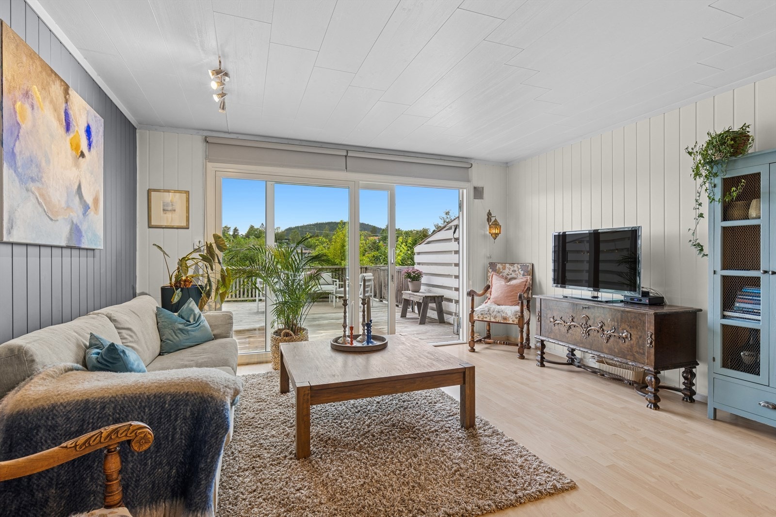 Lunt sofahjørne med direkte tilgang til en solrik og hyggelig terrasse. Galleribilde