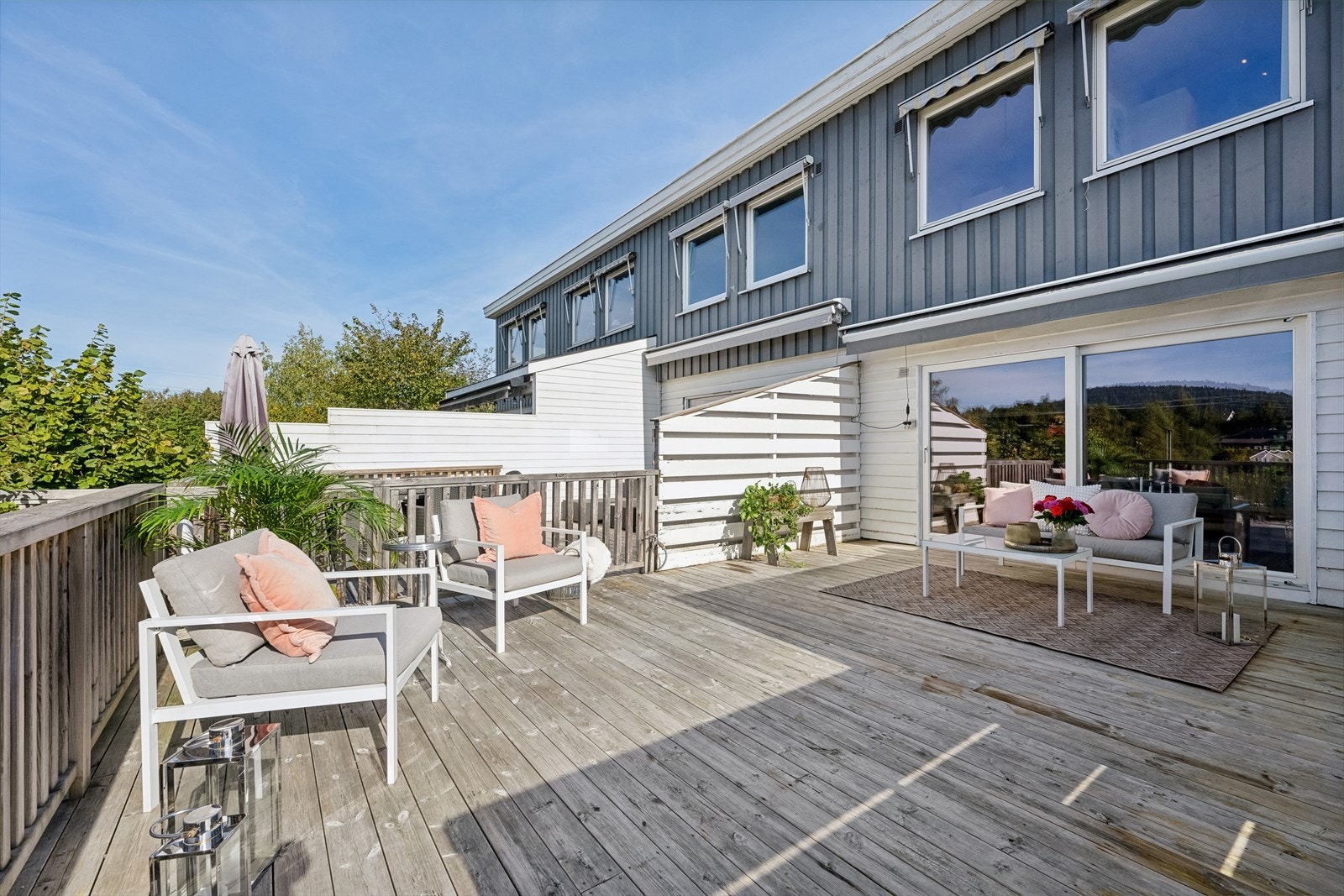 Et uteområde med potensial - her kan du skape flere koselige sitteplasser! Galleribilde