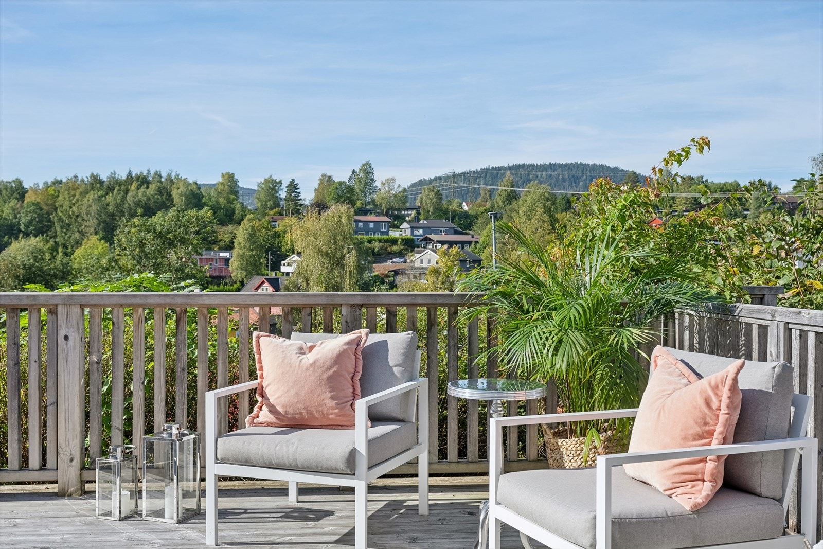 Hyggelig uteområde med grønn og fredelig utsikt - perfekt for morgenkaffen eller avslapning i kveldssolen. Galleribilde