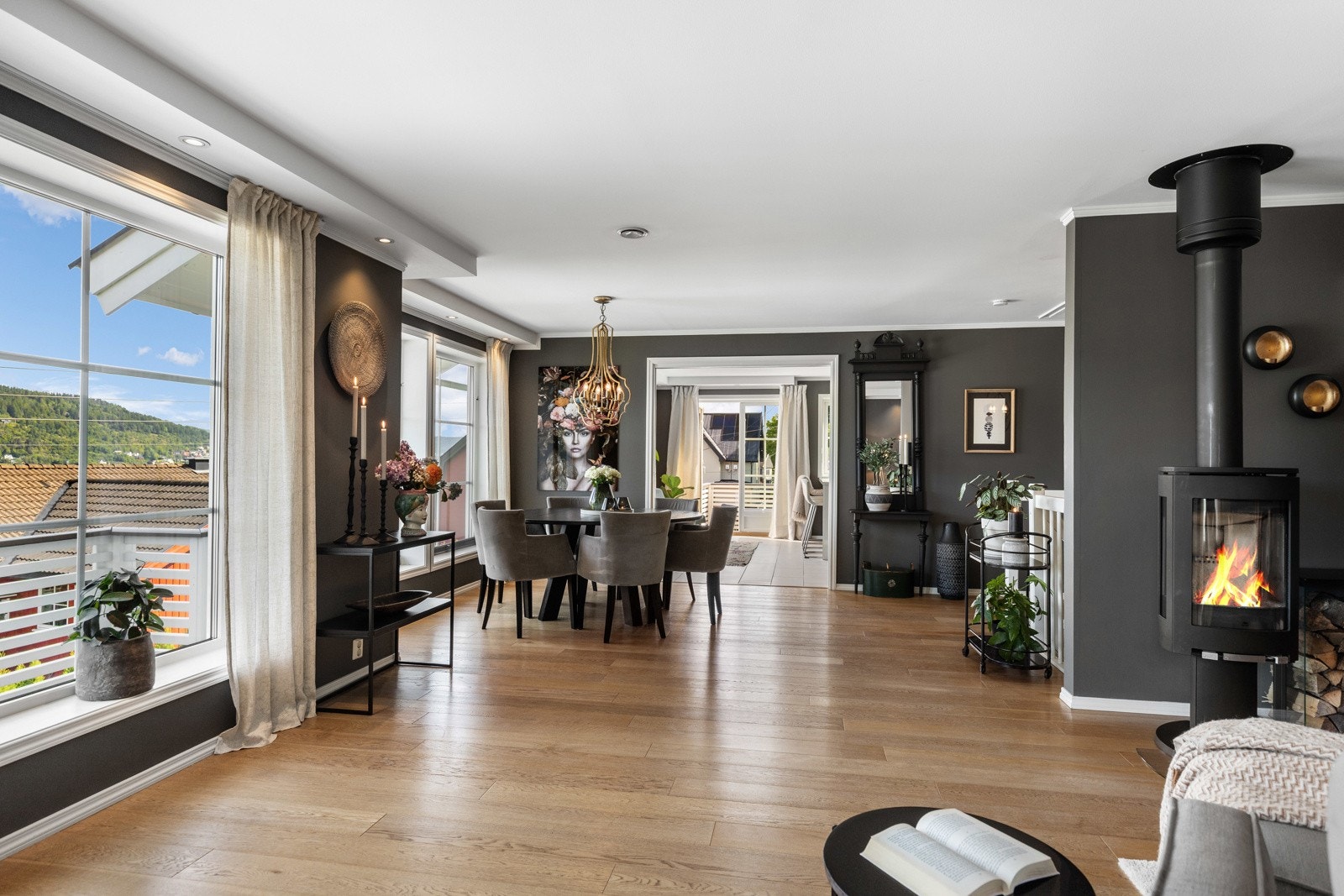 Stilfull stue med vedovn, store vindusflater og utgang til terrasse. Galleribilde