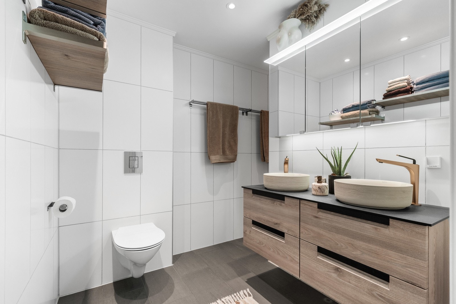 Stilrent bad med moderne doble servantløsninger, innfelte speilskap og smakfulle detaljer som gir en luksuriøs hverdagsfølelse. Galleribilde