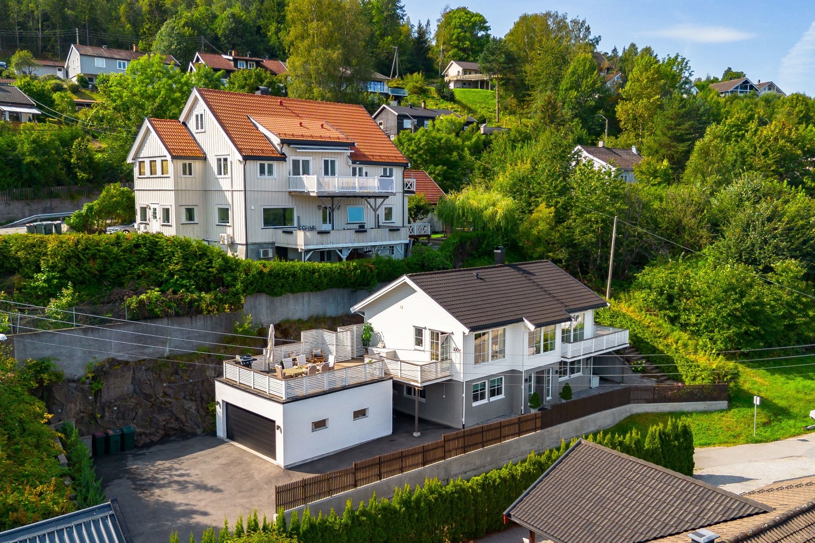 Moderne enebolig med solrik terrasse, dobbelgarasje og usjenert beliggenhet i grønne omgivelser. Galleribilde