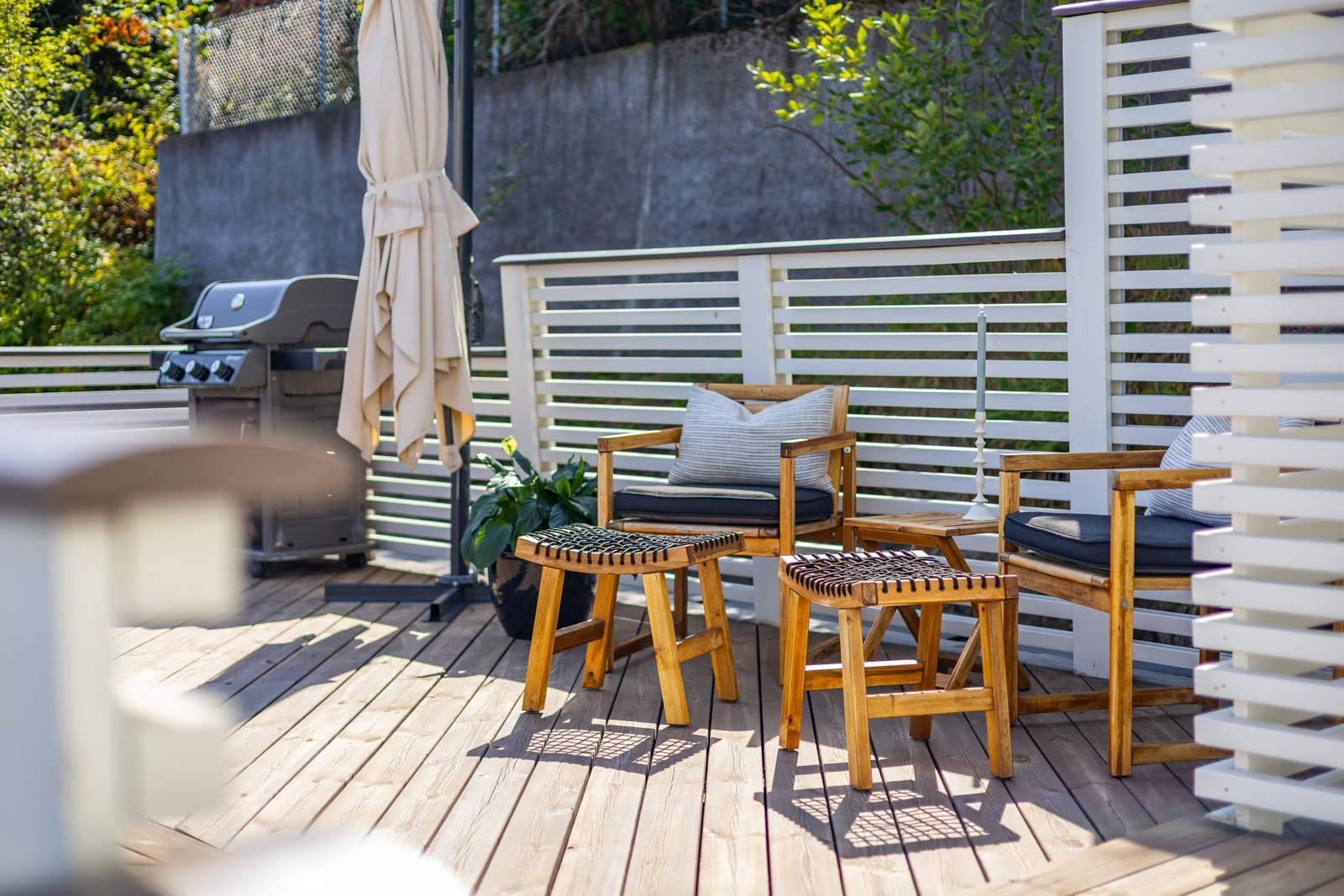 Skjermet terrassekrok med sitteplasser. Et lunt sted å trekke seg tilbake for en stille stund ute Galleribilde