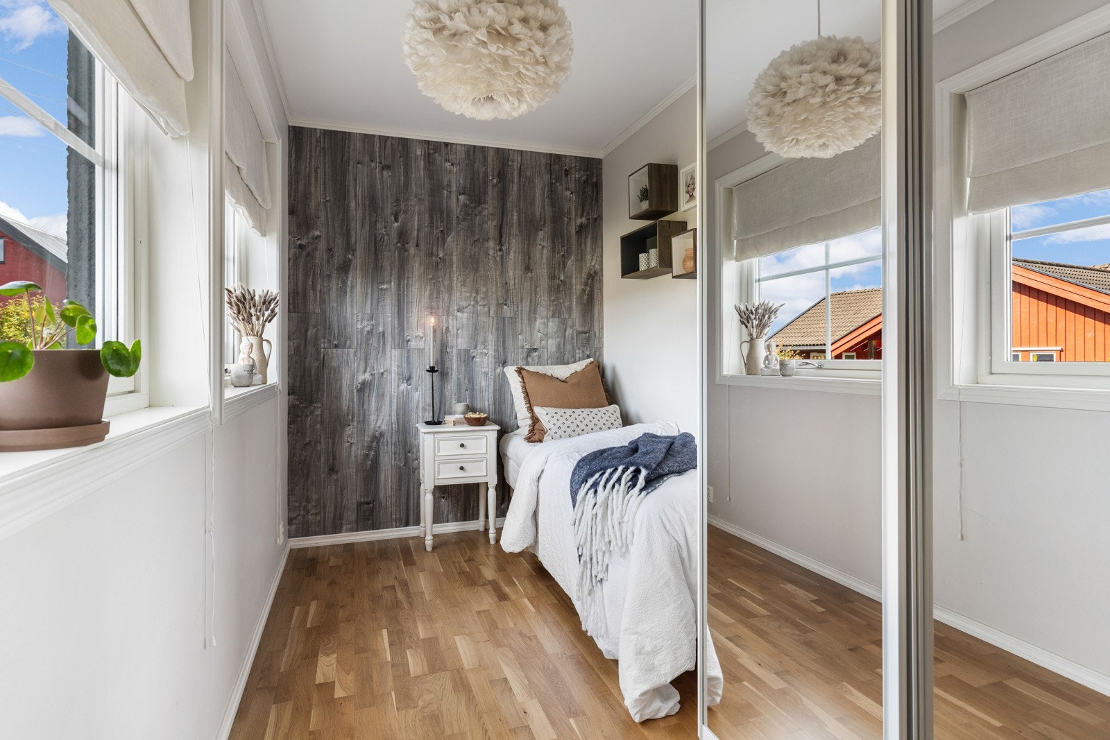 Koselig soverom med flott fondvegg, store vindusflater og god garderobeplass. Perfekt som barnerom, gjesterom eller hjemmekontor. Galleribilde