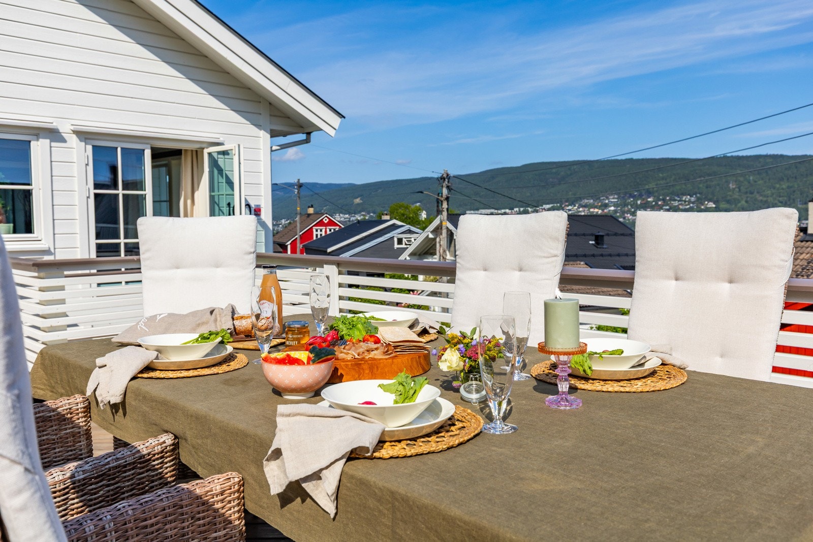 Stor terrasse med plass til langbord. Her kan du dekke på til hyggelige måltider ute mens du nyter utsikten og de solrike dagene. Galleribilde