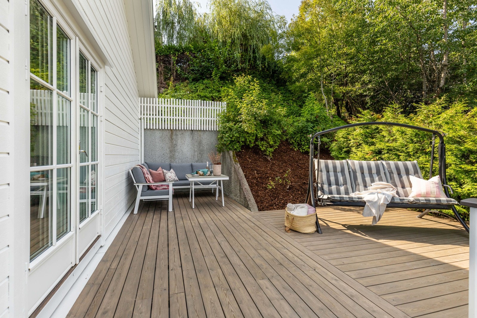 Usjenert terrasse med lune soner. Perfekt for avslapning med en god bok eller hyggelige stunder med familie og venner. Galleribilde