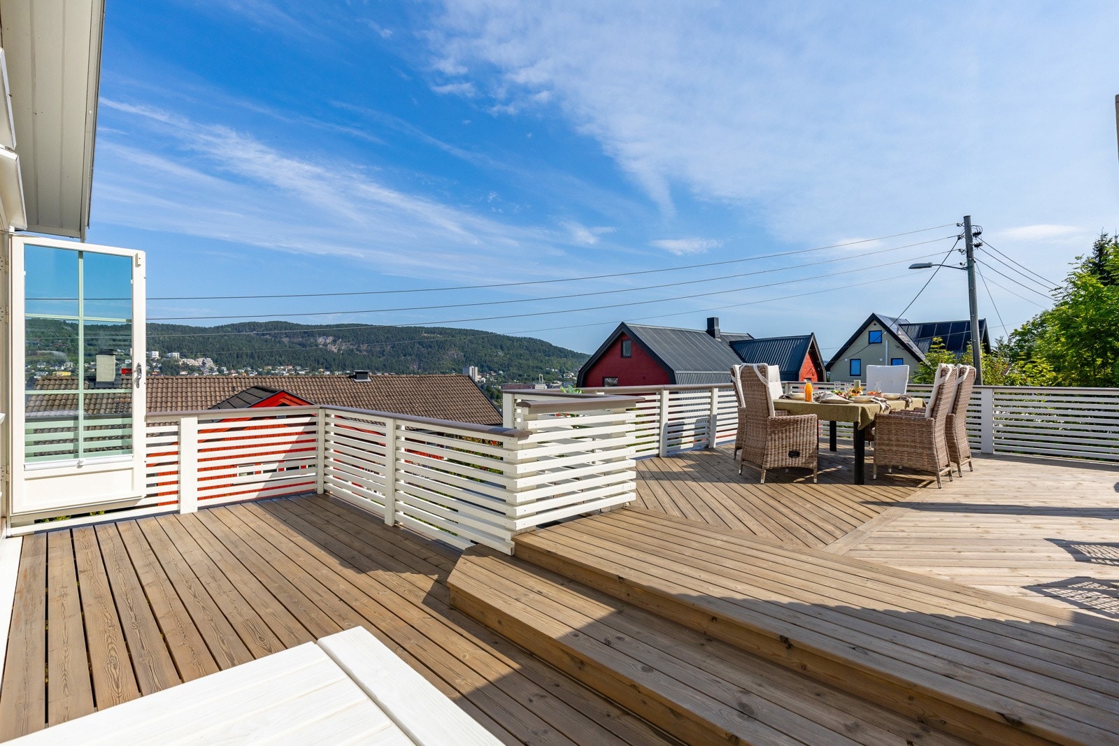 Stor terrasse med god plass til spisegruppe. Et perfekt sted å samle familie og venner på solrike dager. Galleribilde