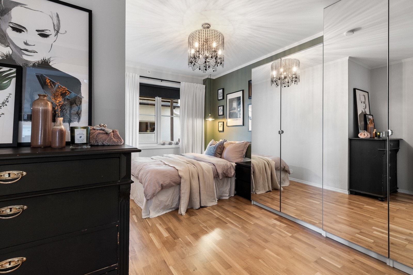 Lyst og delikat soverom med garderobeskap med speildører, gjennomført interiør og en lun atmosfære. Galleribilde