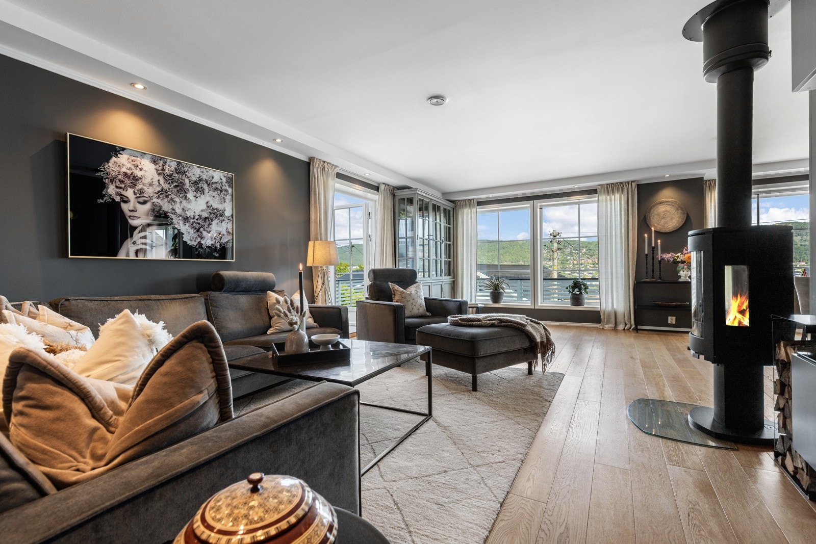 Innbydende stue med store vindusflater, vakker utsikt og vedovn som skaper en lun atmosfære året rundt. Galleribilde