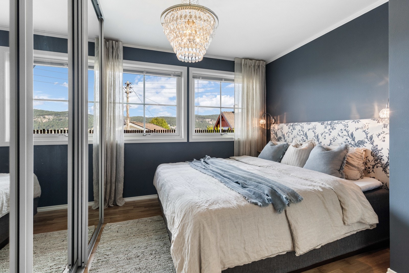 Elegant hovedsoverom med store vindusflater, garderobeskap med speildører og en rolig atmosfære som gir hotellfølelse i hverdagen. Galleribilde