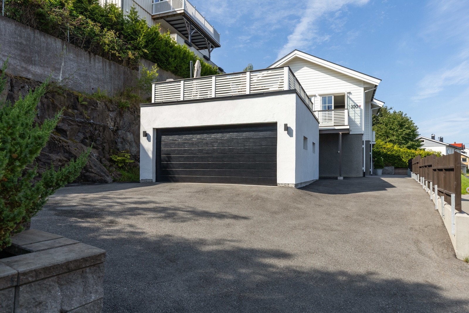 Romslig gårdsplass med dobbelgarasje og gode parkeringsmuligheter. Galleribilde