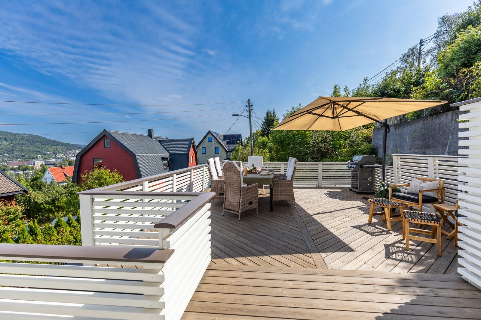 Stor terrasse med plass til både spisegruppe og lounge. Her nytes utsikten utover byen. Galleribilde