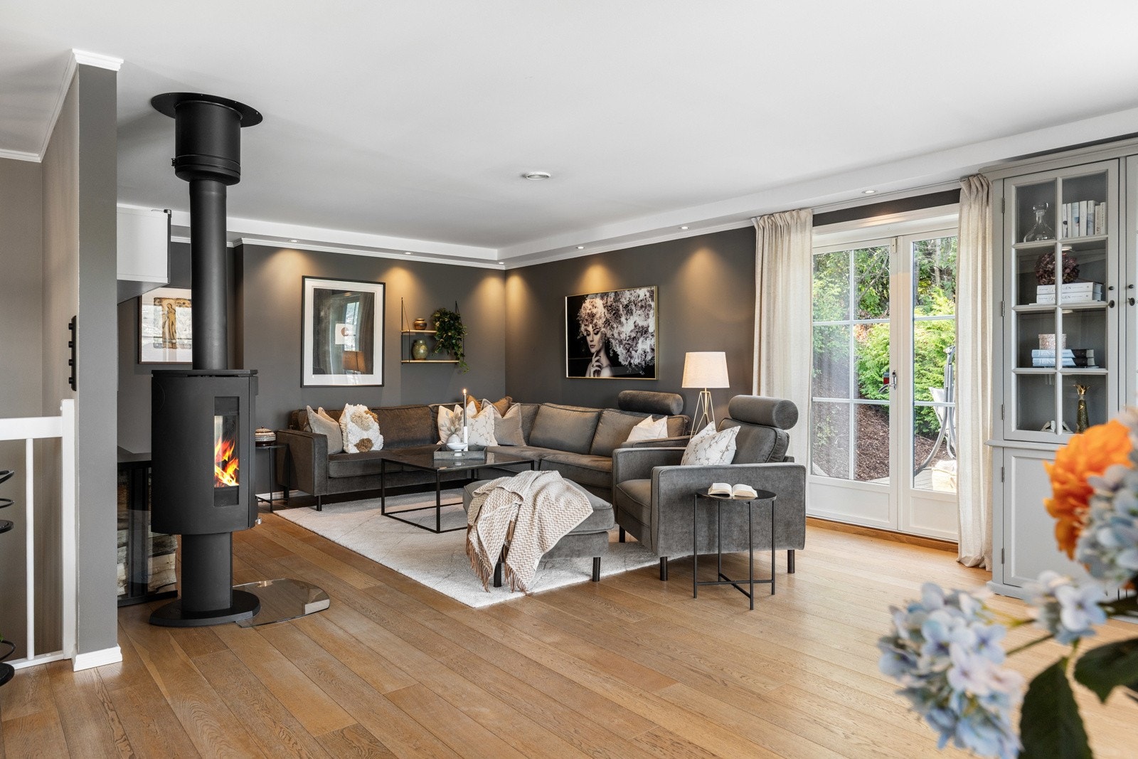 Lun og innbydende stue med vedovn, store vindusflater og utgang til terrasse. Et perfekt samlingspunkt for både hverdagskos og selskap. Galleribilde