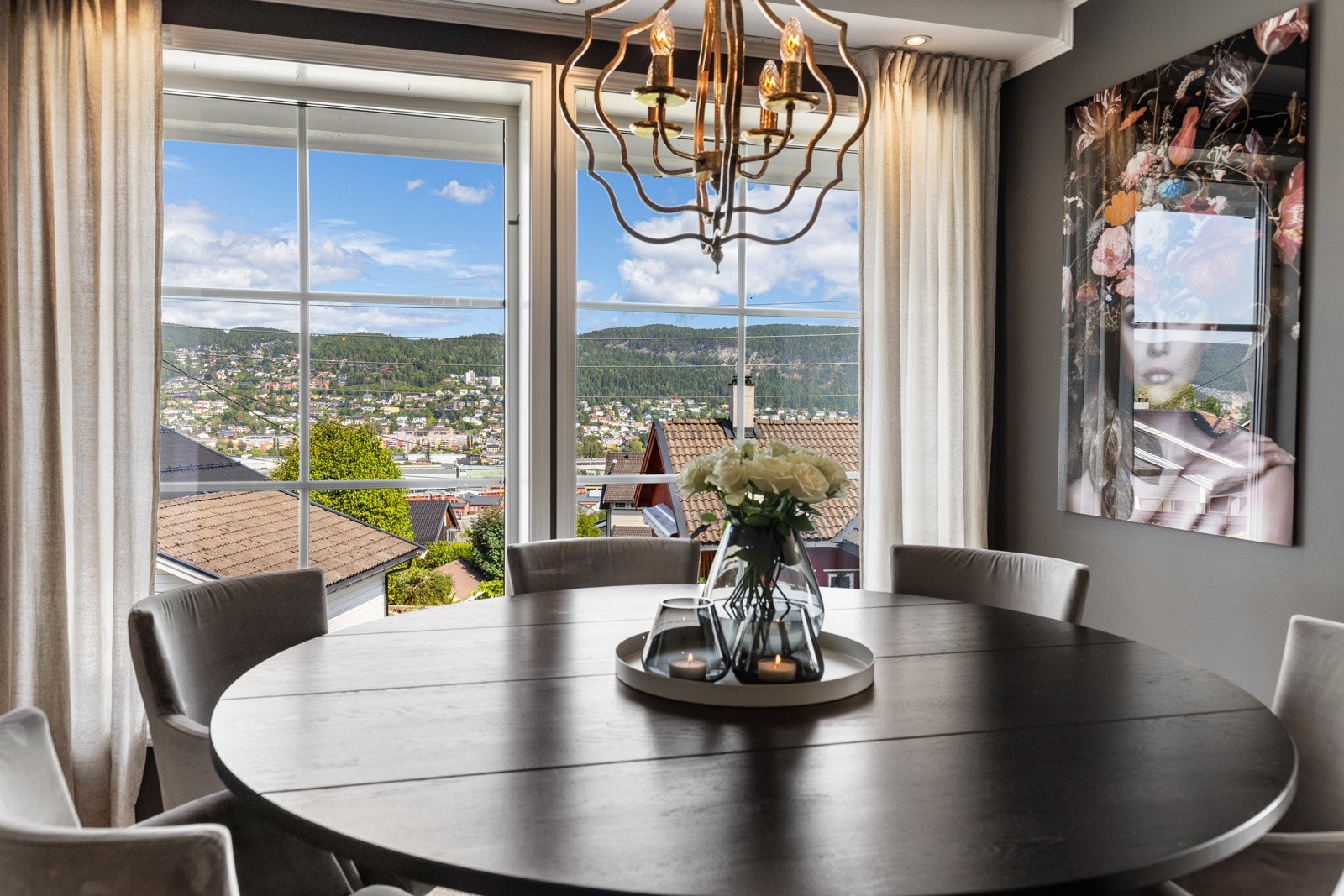 Spisestue med flott utsikt over Drammen og gode lysforhold. Galleribilde