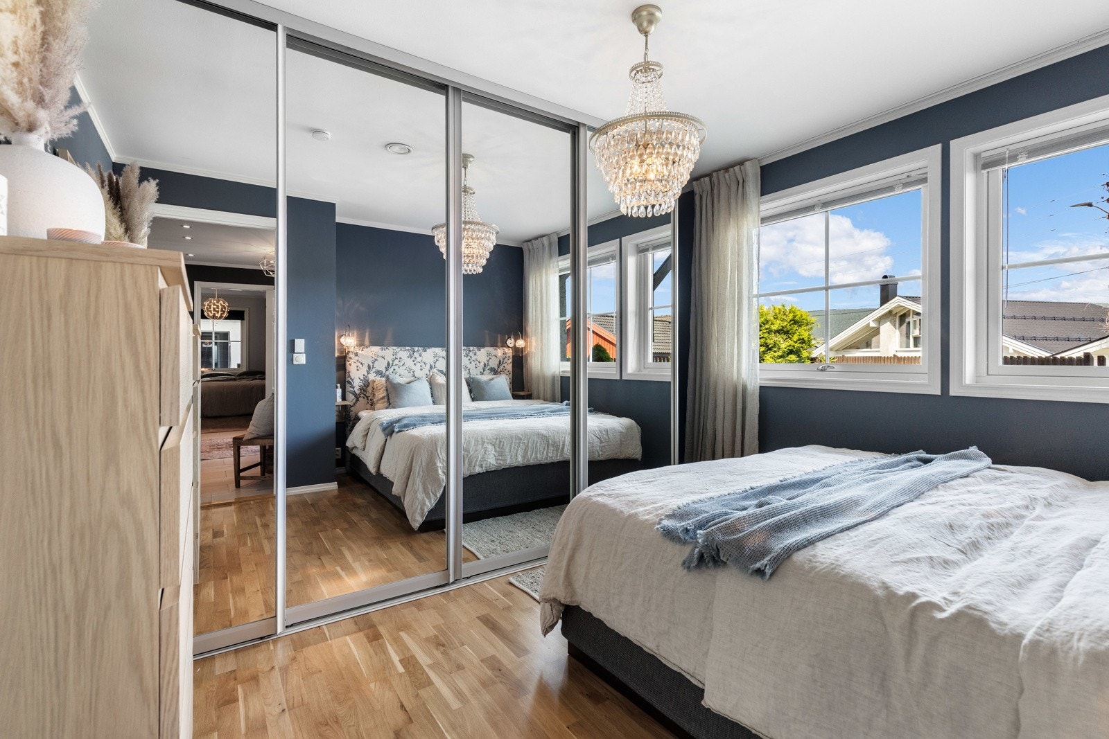 Hovedsoverommet byr på god garderobeplass med store speilflater, stilfull belysning og rikelig med naturlig lysinnslipp. Galleribilde